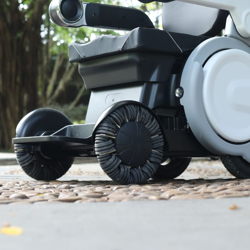 Carrozzina elettrica per impieghi gravosi per adulti con ruote omnidirezionali sicure